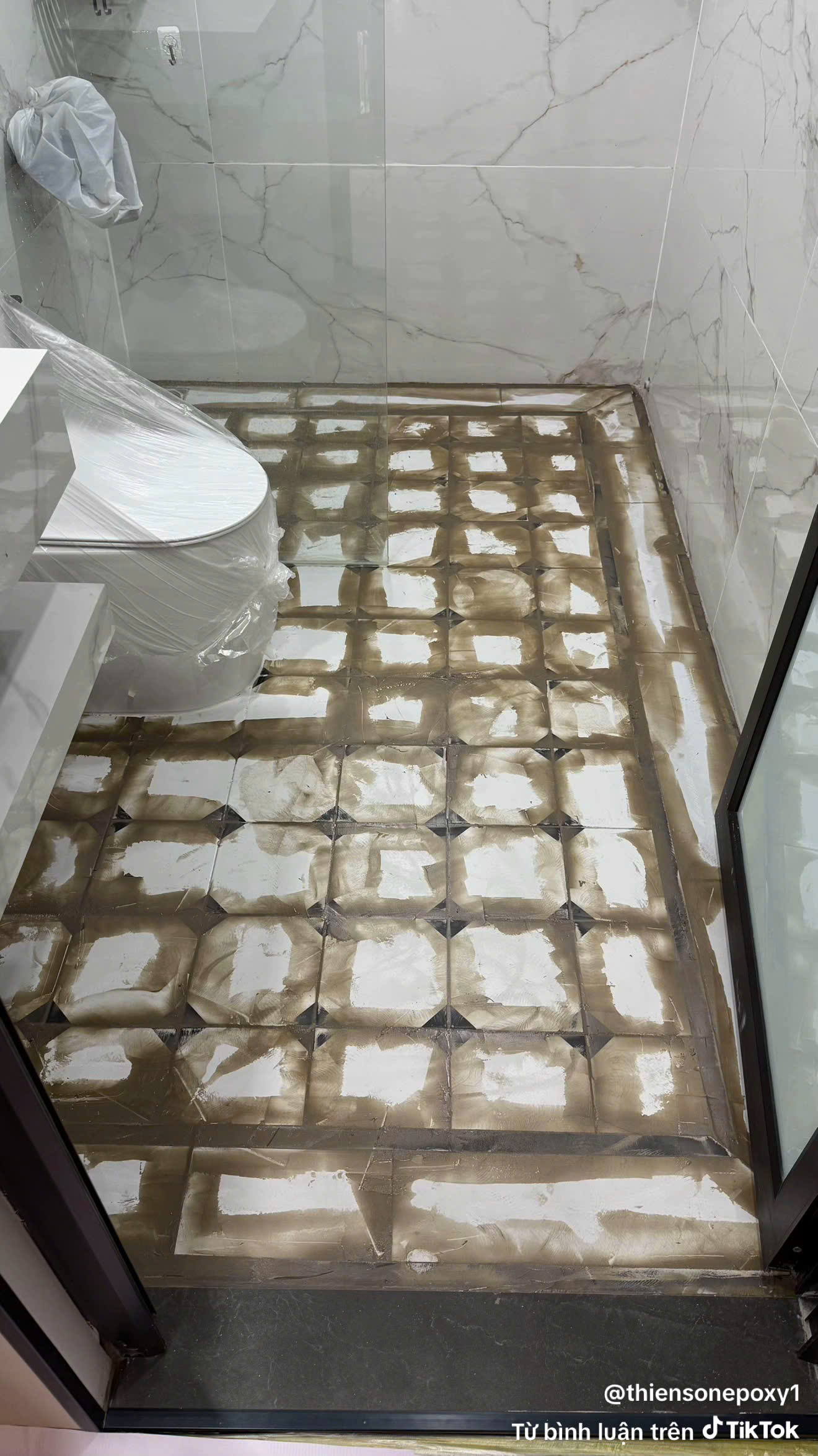 Mẫu sơn Epoxy màu xám cho sàn WC hiện đại